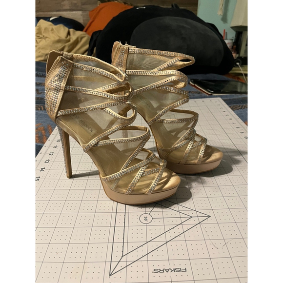 Women's Steve Madden Heels Size 7.5 Beige Rhinestone Strappy - Picture 1 of 7